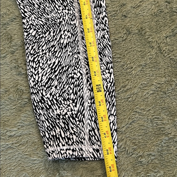Athleta Ultimate Stash Textured Print 7/8 Leggings EUC Sz L Petite - Picture 6 of 8